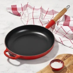 Le Creuset Signature Koekenpan met Houten Steel, 24cm kersenrood