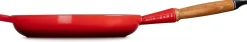 Le Creuset Signature Koekenpan met Houten Steel, 28cm kersenrood