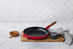 Le Creuset Signature Koekenpan met Houten Steel, 28cm kersenrood