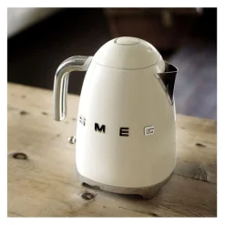 Smeg Waterkoker KLF03CREU, crème